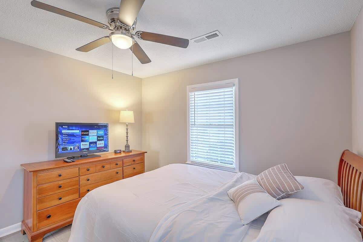 4 bedrooms, iron/ironing board, free WiFi, bed sheets