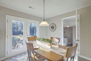 Dining - Stay near all Chas attractions, quiet comfort with fenced yard! (Goose Creek)
