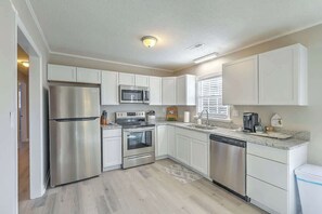 Fridge, microwave, oven, stovetop - Stay near all Chas attractions, quiet comfort with fenced yard! (Goose Creek)