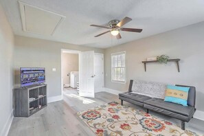 TV, video games, offices - Stay near all Chas attractions, quiet comfort with fenced yard! (Goose Creek)
