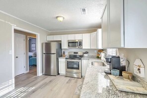 Kylskåp, mikrovågsugn, ugn och spishäll