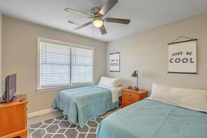 4 bedrooms, iron/ironing board, free WiFi, bed sheets - Stay near all Chas attractions, quiet comfort with fenced yard! (Goose Creek)