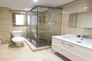 Combined shower/tub