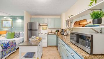 Een koelkast, een magnetron, een oven, een kookplaat