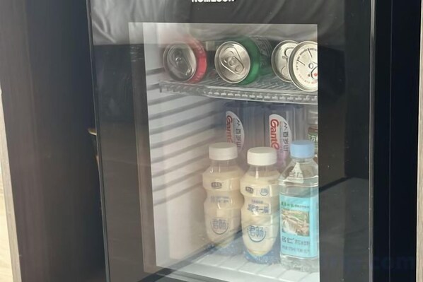 Máquina expendedora con diferentes bebidas y aperitivos.