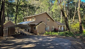 Exterior - Franky's Retreat Great family gatherings, Hot Tub (Dunsmuir)