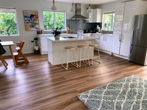 Fridge, oven, stovetop, dishwasher