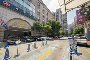مواقف سيارات مجانية