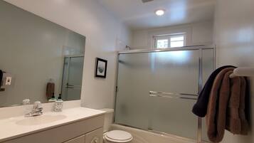 Ensemble douche/baignoire, serviettes fournies
