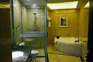 Ein modernes Badezimmer mit einer Glaskabine zur Dusche, einem мраморным Waschbecken und einer großen Badewanne.