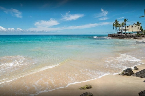 Ocean Views/Mountain Views!! HUGE LANAI Directly across the road from the BEACH!