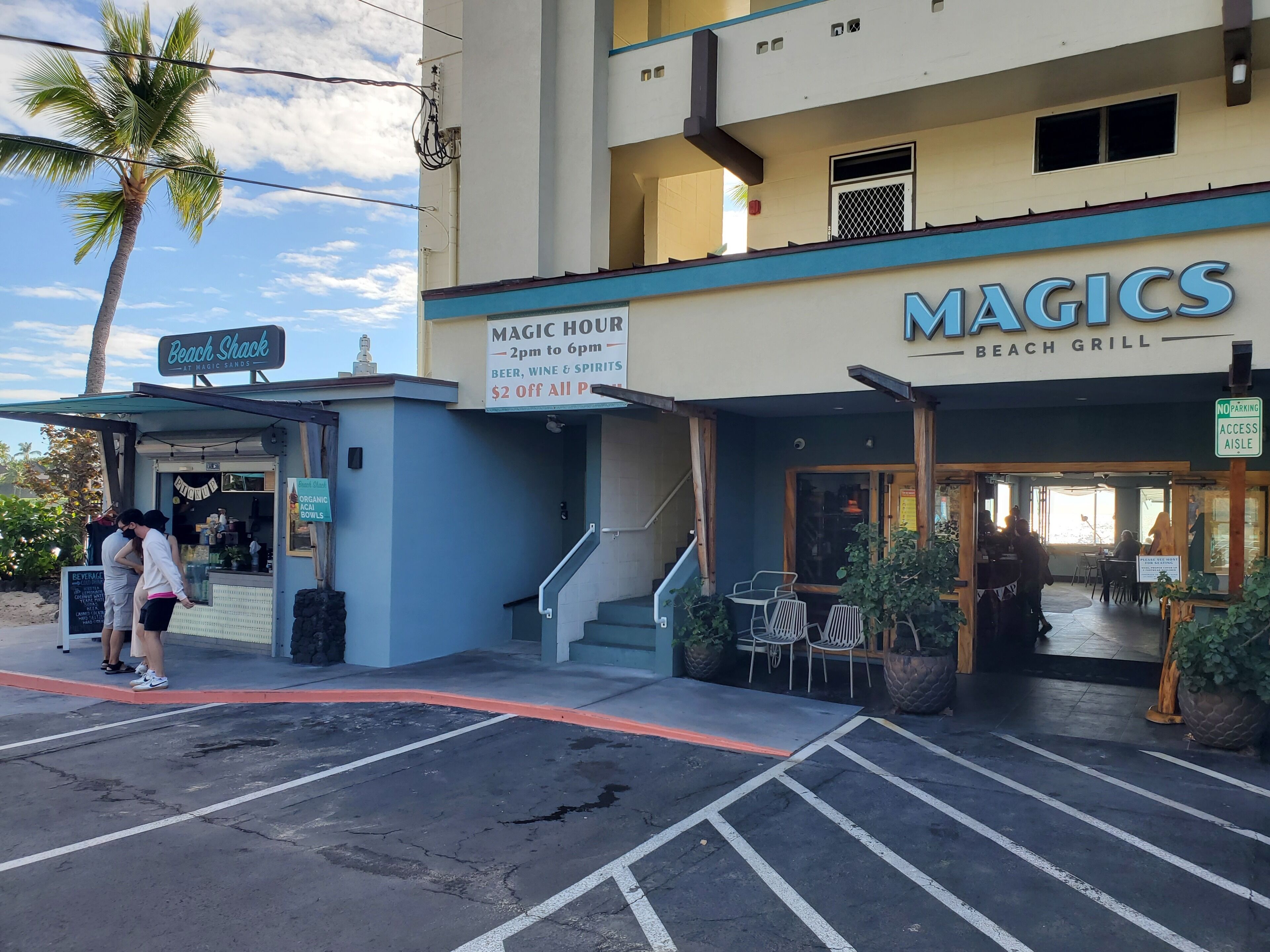Resturant/Bar/Coffee shop right across the street with amazing views all day!!