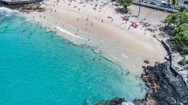 Plage à proximité, chaises longues, serviettes de plage