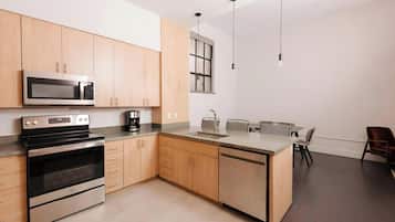 Full-size fridge, microwave, oven, stovetop