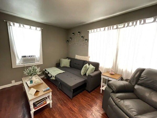 Smart TV, books - Shabby Chic Style Home - Unit A (Alturas)