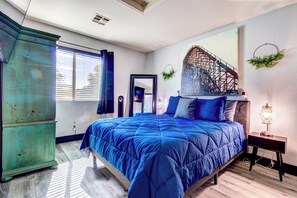 3 bedrooms, desk, iron/ironing board, free WiFi - Modern 3bd3bth w/ misters, pool/spa, pool table, kayaks/pedal boat/bikes/fishing (Chandler)