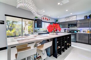 Fridge, microwave, oven, stovetop - Modern 3bd3bth w/ misters, pool/spa, pool table, kayaks/pedal boat/bikes/fishing (Chandler)