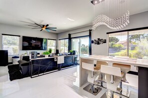 Interior - Modern 3bd3bth w/ misters, pool/spa, pool table, kayaks/pedal boat/bikes/fishing (Chandler)