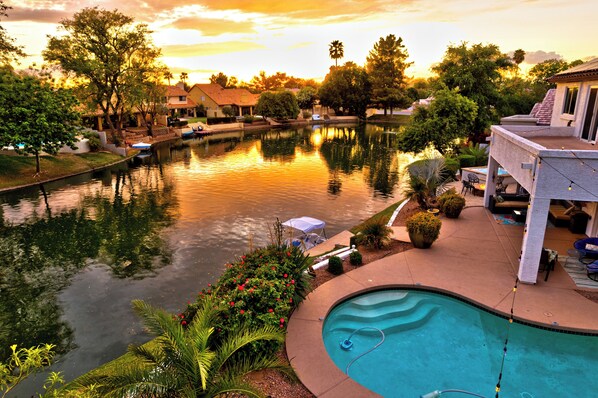 Outdoor pool, a heated pool - Modern 3bd3bth w/ misters, pool/spa, pool table, kayaks/pedal boat/bikes/fishing (Chandler)