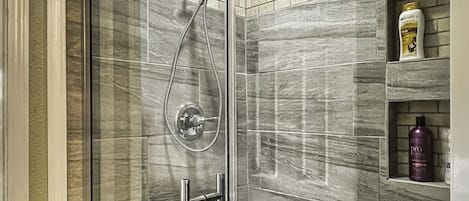 Ensemble baignoire-douche, séchoir à cheveux, serviettes fournies, savon