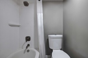 Combinació de dutxa i banyera i tovalloles 