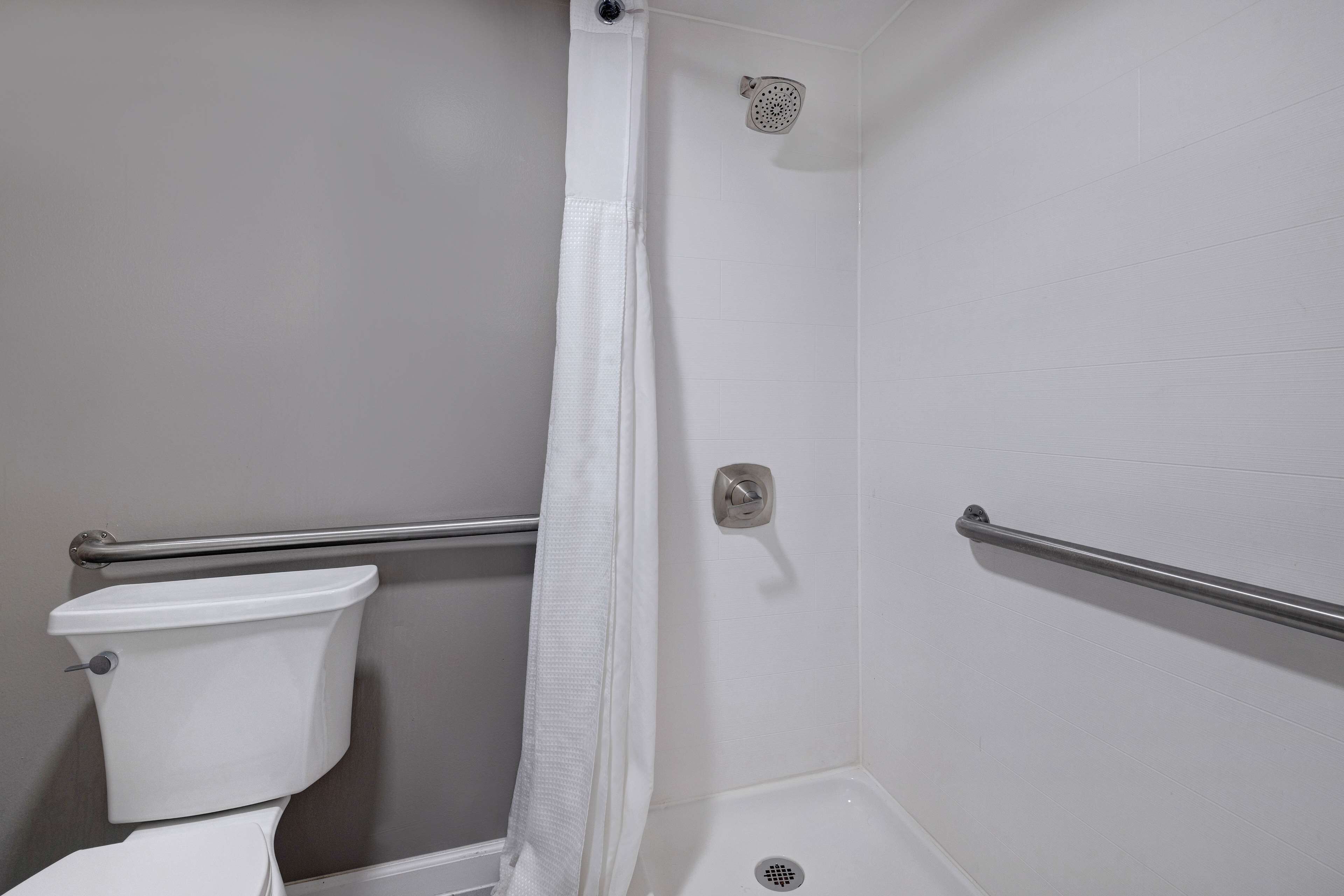 Combined shower/tub, towels