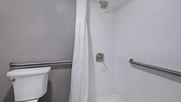 Combined shower/tub, towels