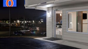 A motel with a prominent '6' sign, a well-lit entrance, and a visible parking area. - Motel 6 Bonne Terre, MO (Bonne Terre)