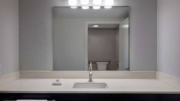 Combined shower/tub, towels