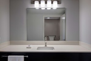 Combined shower/bathtub, towels