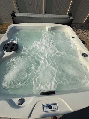 Outdoor spa tub - Beautiful Family Home (Fruitland)
