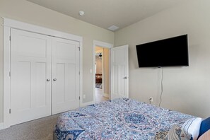 4 bedrooms, desk, travel cot, free WiFi