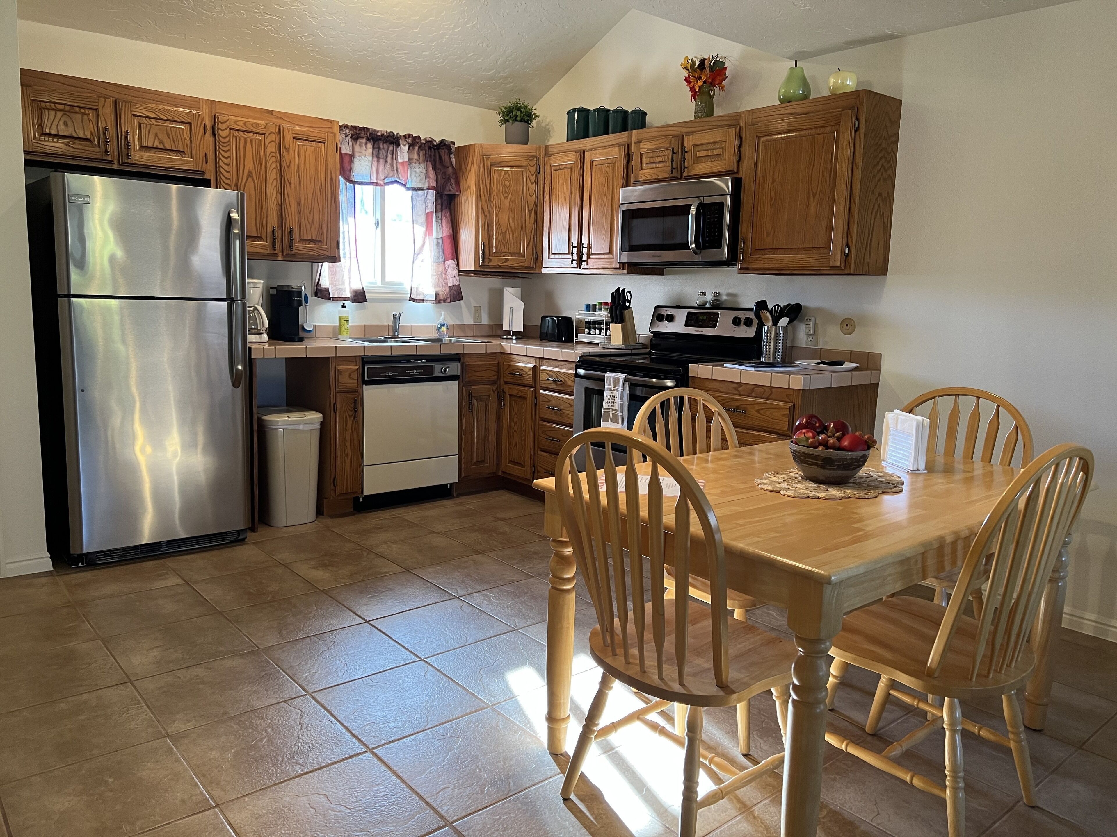 冷蔵庫、電子レンジ、オーブン、コンロ