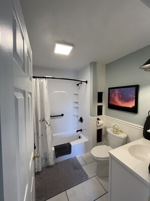 Ensemble douche/baignoire, sèche-cheveux, serviettes fournies, savon