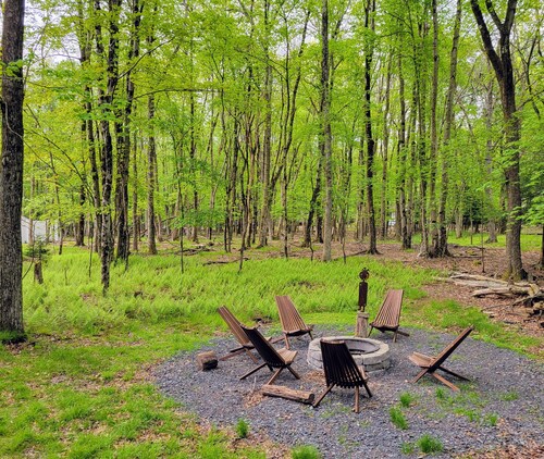 The Gingerbread-Pocono cozy w/hot tub near lakes!