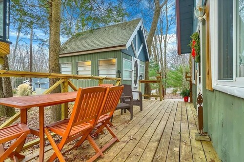 The Gingerbread-Pocono cozy w/hot tub near lakes!