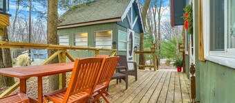 The Gingerbread-Pocono cozy w/hot tub near lakes!