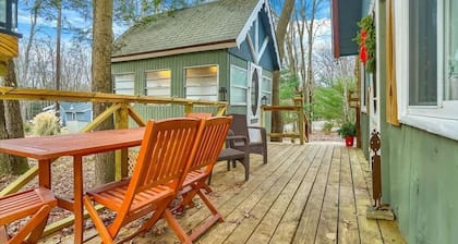 The Gingerbread-Pocono cozy w/hot tub near lakes!