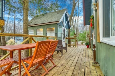 The Gingerbread-Pocono cozy w/hot tub near lakes!