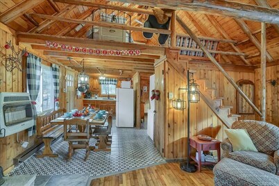 The Gingerbread-Pocono cozy w/hot tub near lakes!