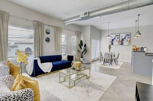 Downtown Houston| Superior 2 Br Condo w/ Balcony mins from Medical Ctr/Galleria