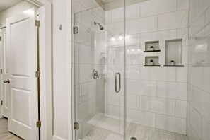 Ducha, secador de pelo y toallas