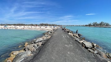 Playa en los alrededores, camastros y toallas de playa