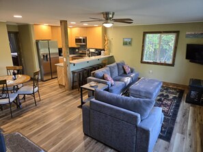 Smart TV, fireplace - Alaska View Lodge (Seward)