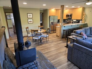 Smart TV, fireplace - Alaska View Lodge (Seward)