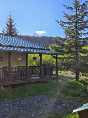Outdoor dining - Alaska View Lodge (Seward)
