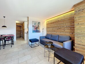 Fernseher, Kamin, DVD-Player