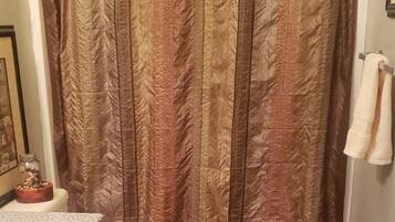 Ensemble douche/baignoire, serviettes fournies