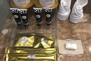 Una presentación de productos para el cuidado de la piel, con tubos y sobres, sobre una superficie de mármol.