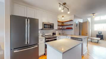 Refrigerador, microondas, horno, placa de cocina